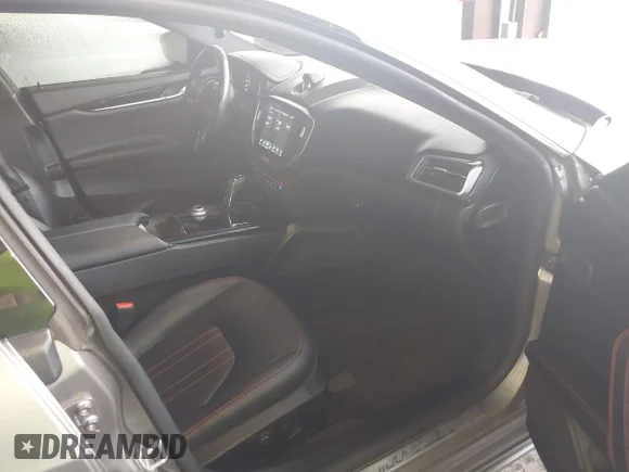 ✅ 2019 Maserati Ghibli • VIN: ZAM57XSA6K1322313 • Lot: 43011930. Wystawiony na IAAI z przebiegiem 54 290 mil. Bezpłatny archiwum sprzedaży aukcyjnych z USA i szczegółowy raport historii pojazdu na DreamBid. Zdjęcie 5.