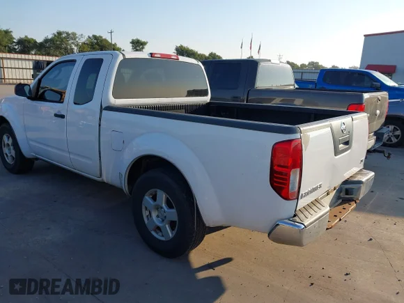 ✅ 2005 Nissan Frontier SE • VIN: 1N6AD06U45C415375 • Lot: 42915481. Wystawiony na IAAI z przebiegiem 81 154 mil. Bezpłatny archiwum sprzedaży aukcyjnych z USA i szczegółowy raport historii pojazdu na DreamBid. Zdjęcie 3.