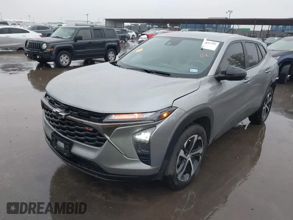 ✅ 2025 Chevrolet Trax 1RS • VIN: KL77LGEP9SC033601 • Lot: 41189799. Listed on IAAI with 17,785 mi. Free auction sales archive from the USA and detailed vehicle history report at DreamBid. Image 2.