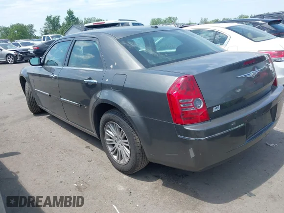 ✅ 2010 Chrysler 300 Touring • VIN: 2C3CA5CV3AH182650 • Лот: 45305851. Опубликован ранее на IAAI с пробегом 180 933 миль. Бесплатный доступ к архиву аукционных продаж из США и подробный отчёт об истории автомобиля на DreamBid. Изображение 3.