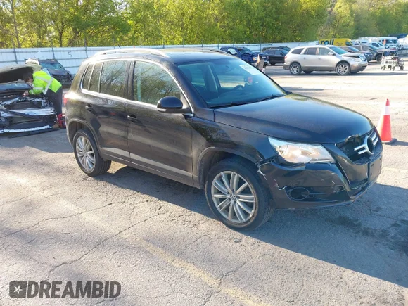 ✅ 2010 Volkswagen Tiguan SE • VIN: WVGBV7AX6AW510524 • Lot: 45096378. Wystawiony na IAAI z przebiegiem 142 639 mil. Bezpłatny archiwum sprzedaży aukcyjnych z USA i szczegółowy raport historii pojazdu na DreamBid. Zdjęcie 1.