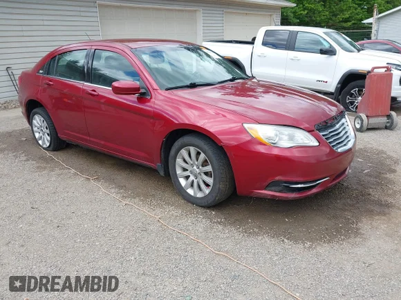 ✅ 2013 Chrysler 200 Touring • VIN: 1C3CCBBB9DN655401 • Лот: 45119213. Опубликован ранее на IAAI с пробегом 142 713 миль. Бесплатный доступ к архиву аукционных продаж из США и подробный отчёт об истории автомобиля на DreamBid. Изображение 1.