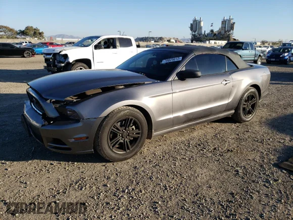 ✅ 2014 Ford Mustang V6 • VIN: 1ZVBP8EM2E5233917 • Lot: 70825012. Wystawiony na Copart z przebiegiem 96 257 mil. Bezpłatny archiwum sprzedaży aukcyjnych z USA i szczegółowy raport historii pojazdu na DreamBid. Zdjęcie 1.