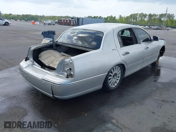✅ 2003 Lincoln Town Car Signature • VIN: 1LNHM82W63Y670385 • Lot: 41960280. Wystawiony na IAAI z przebiegiem Nie podano. Bezpłatny archiwum sprzedaży aukcyjnych z USA i szczegółowy raport historii pojazdu na DreamBid. Zdjęcie 4.