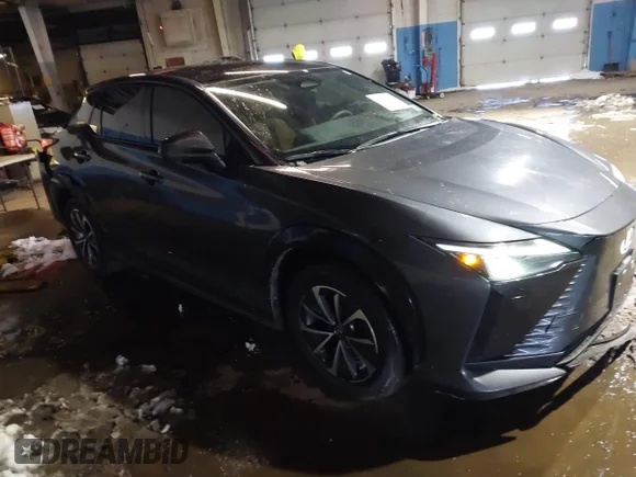 ✅ 2023 Lexus RZ 450e Premium • VIN: JTJAAAAB5PA014887 • Lot: 44260976. Wystawiony na IAAI z przebiegiem 20 441 mil. Bezpłatny archiwum sprzedaży aukcyjnych z USA i szczegółowy raport historii pojazdu na DreamBid. Zdjęcie 1.