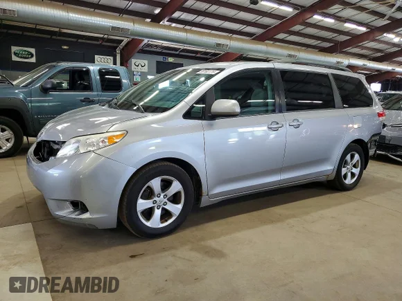✅ 2012 Toyota Sienna LE • VIN: 5TDKK3DC0CS240935 • Лот: 58160126. Опубліковано раніше на Copart з пробігом 245 888 миль. Безкоштовний доступ до архіву аукціонних продажів зі США та докладний звіт про історію автомобіля на DreamBid. Зображення 1.