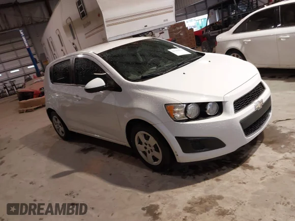 ✅ 2013 Chevrolet Sonic LS • VIN: 1G1JA6SH6D4189641 • Lot: 41656015. Wystawiony na IAAI z przebiegiem 197 027 mil. Bezpłatny archiwum sprzedaży aukcyjnych z USA i szczegółowy raport historii pojazdu na DreamBid. Zdjęcie 1.