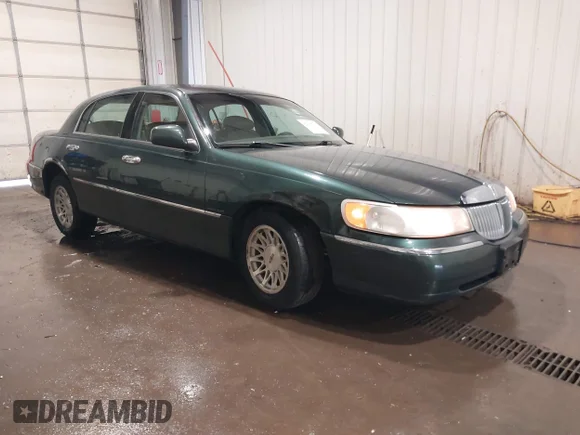 ✅ 1998 Lincoln Town Car Signature • VIN: 1LNFM82W8WY720232 • Lot: 42125723. Wystawiony na IAAI z przebiegiem 132 494 mil. Bezpłatny archiwum sprzedaży aukcyjnych z USA i szczegółowy raport historii pojazdu na DreamBid. Zdjęcie 1.