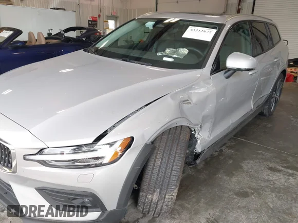 ✅ 2025 Volvo V60 Plus • VIN: YV4L12WK1S2149939 • Lot: 43312872. Wystawiony na IAAI z przebiegiem 7 830 mil. Bezpłatny archiwum sprzedaży aukcyjnych z USA i szczegółowy raport historii pojazdu na DreamBid. Zdjęcie 6.