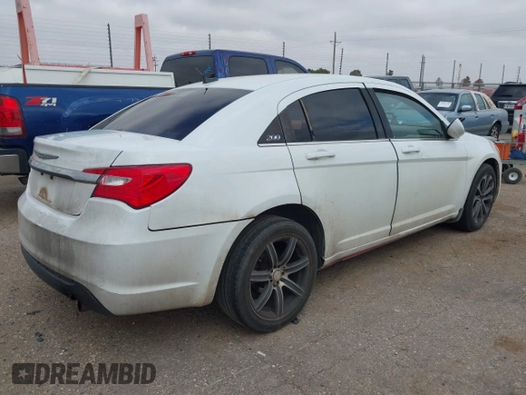 ✅ 2014 Chrysler 200 LX • VIN: 1C3CCBABXEN210510 • Lot: 44827503. Wystawiony na IAAI z przebiegiem 217 498 mil. Bezpłatny archiwum sprzedaży aukcyjnych z USA i szczegółowy raport historii pojazdu na DreamBid. Zdjęcie 4.