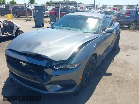 ✅ 2024 Ford Mustang EcoBoost • VIN: 1FA6P8TH8R5126117 • Lot: 45299839. Wystawiony na IAAI z przebiegiem 27 998 mil. Bezpłatny archiwum sprzedaży aukcyjnych z USA i szczegółowy raport historii pojazdu na DreamBid. Zdjęcie 2.