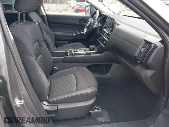 ✅ 2024 Nissan Pathfinder SV • VIN: 5N1DR3BC2RC272038 • Lot: 44706239. Wystawiony na IAAI z przebiegiem 27 856 mil. Bezpłatny archiwum sprzedaży aukcyjnych z USA i szczegółowy raport historii pojazdu na DreamBid. Zdjęcie 5.