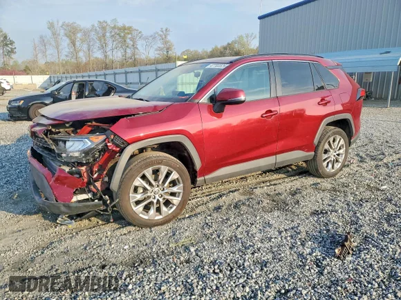 ✅ 2021 Toyota RAV4 XLE Premium • VIN: 2T3C1RFV4MW138613 • Lot: 47703526. Wystawiony na Copart z przebiegiem 63 728 mil. Bezpłatny archiwum sprzedaży aukcyjnych z USA i szczegółowy raport historii pojazdu na DreamBid. Zdjęcie 1.