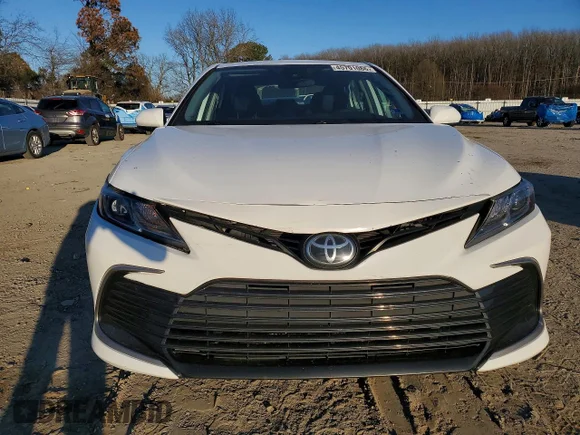✅ 2021 Toyota Camry LE • VIN: 4T1C11AK5MU552930 • Lot: 45701086. Wystawiony na Copart z przebiegiem 82 690 mil. Bezpłatny archiwum sprzedaży aukcyjnych z USA i szczegółowy raport historii pojazdu na DreamBid. Zdjęcie 5.