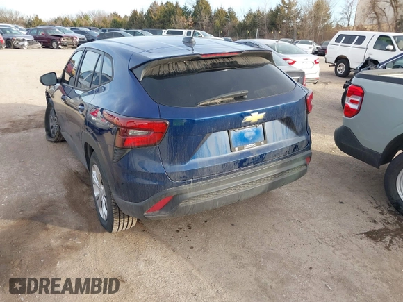 ✅ 2024 Chevrolet Trax LS • VIN: KL77LFE22RC110494 • Lot: 44365243. Wystawiony na IAAI z przebiegiem 61 764 mil. Bezpłatny archiwum sprzedaży aukcyjnych z USA i szczegółowy raport historii pojazdu na DreamBid. Zdjęcie 3.