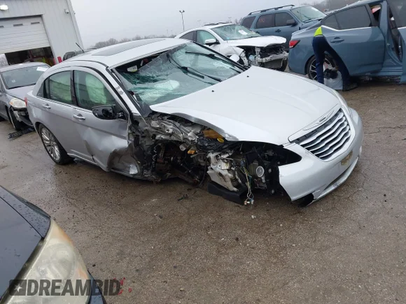 ✅ 2012 Chrysler 200 Limited • VIN: 1C3CCBCG0CN113371 • Лот: 44768033. Опубликован ранее на IAAI с пробегом 139 486 миль. Бесплатный доступ к архиву аукционных продаж из США и подробный отчёт об истории автомобиля на DreamBid. Изображение 1.