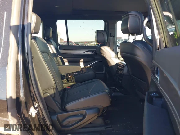 ✅ 2025 Jeep Wagoneer Series II • VIN: 1C4SJVBP5SS500630 • Lot: 43601263. Wystawiony na IAAI z przebiegiem 13 984 mil. Bezpłatny archiwum sprzedaży aukcyjnych z USA i szczegółowy raport historii pojazdu na DreamBid. Zdjęcie 8.