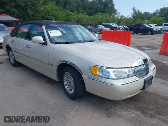 ✅ 1999 Lincoln Town Car Cartier • VIN: 1LNHM83W0XY689406 • Lot: 43001648. Wystawiony na IAAI z przebiegiem 65 029 mil. Bezpłatny archiwum sprzedaży aukcyjnych z USA i szczegółowy raport historii pojazdu na DreamBid. Zdjęcie 1.