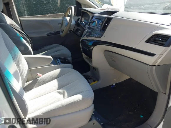 ✅ 2013 Toyota Sienna LE AAS • VIN: 5TDKK3DCXDS328568 • Лот: 43501693. Опубліковано раніше на IAAI з пробігом 428 589 миль. Безкоштовний доступ до архіву аукціонних продажів зі США та докладний звіт про історію автомобіля на DreamBid. Зображення 5.