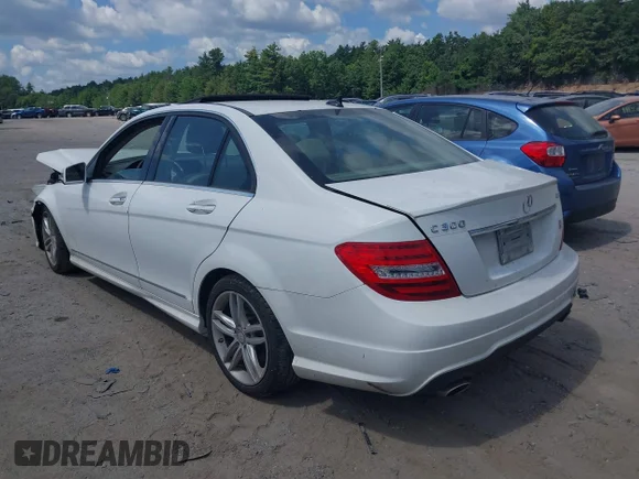 ✅ 2013 Mercedes-Benz C 300 Sport • VIN: WDDGF8AB7DR280115 • Лот: 42587180. Опубликован ранее на IAAI с пробегом 120 832 миль. Бесплатный доступ к архиву аукционных продаж из США и подробный отчёт об истории автомобиля на DreamBid. Изображение 3.