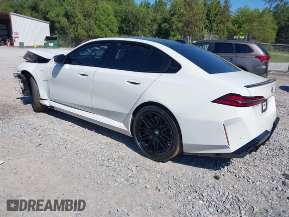 ✅ 2025 BMW M5 • VIN: WBS83FK07SCT35809 • Lot: 43424843. Wystawiony na IAAI z przebiegiem Nie podano. Bezpłatny archiwum sprzedaży aukcyjnych z USA i szczegółowy raport historii pojazdu na DreamBid. Zdjęcie 3.