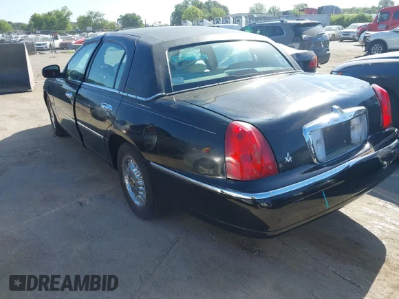 ✅ 1998 Lincoln Town Car Executive • VIN: 1LNFM81W3WY614272 • Lot: 45108133. Wystawiony na IAAI z przebiegiem 131 093 mil. Bezpłatny archiwum sprzedaży aukcyjnych z USA i szczegółowy raport historii pojazdu na DreamBid. Zdjęcie 3.