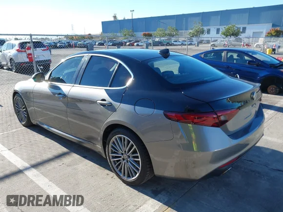 ✅ 2017 Alfa Romeo Giulia Ti • VIN: ZARFAECN8H7536327 • Lot: 40645297. Listed on IAAI with 61,214 mi. Free auction sales archive from the USA and detailed vehicle history report at DreamBid. Image 3.