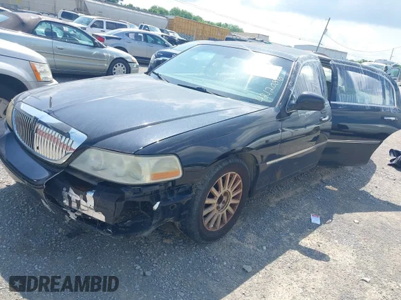 ✅ 2004 Lincoln Town Car Signature • VIN: 1LNHM81W94Y607994 • Lot: 42120816. Wystawiony na IAAI z przebiegiem Nie podano. Bezpłatny archiwum sprzedaży aukcyjnych z USA i szczegółowy raport historii pojazdu na DreamBid. Zdjęcie 2.