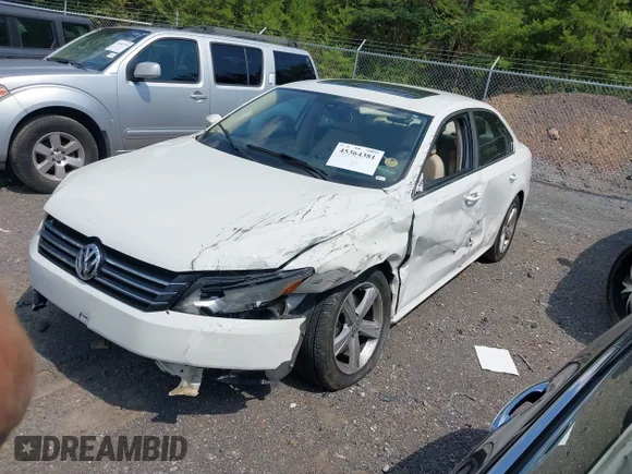 ✅ 2013 Volkswagen Passat SE • VIN: 1VWBH7A37DC054867 • Лот: 45364381. Опубликован ранее на IAAI с пробегом 156 032 миль. Бесплатный доступ к архиву аукционных продаж из США и подробный отчёт об истории автомобиля на DreamBid. Изображение 2.
