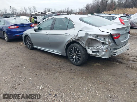 ✅ 2021 Toyota Camry SE • VIN: 4T1G11AK6MU467841 • Lot: 43996242. Wystawiony na IAAI z przebiegiem 81 287 mil. Bezpłatny archiwum sprzedaży aukcyjnych z USA i szczegółowy raport historii pojazdu na DreamBid. Zdjęcie 3.