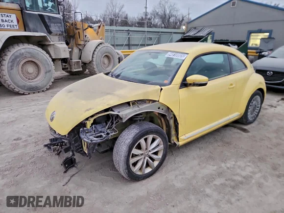 ✅ 2014 Volkswagen Beetle 1.8T • VIN: 3VWJ07AT8EM639380 • Лот: 94818805. Опубліковано раніше на Copart з пробігом 105 777 миль. Безкоштовний доступ до архіву аукціонних продажів зі США та докладний звіт про історію автомобіля на DreamBid. Зображення 1.