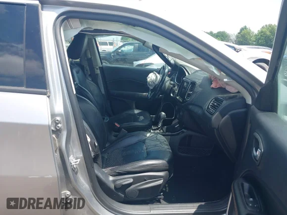 ✅ 2019 Jeep Compass Limited • VIN: 3C4NJCCB0KT662555 • Lot: 45159223. Wystawiony na IAAI z przebiegiem 136 867 mil. Bezpłatny archiwum sprzedaży aukcyjnych z USA i szczegółowy raport historii pojazdu na DreamBid. Zdjęcie 5.