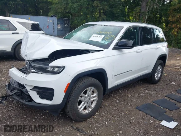 ✅ 2023 Jeep Grand Cherokee Laredo • VIN: 1C4RJHAG1PC504869 • Lot: 43196365. Wystawiony na IAAI z przebiegiem 21 898 mil. Bezpłatny archiwum sprzedaży aukcyjnych z USA i szczegółowy raport historii pojazdu na DreamBid. Zdjęcie 2.