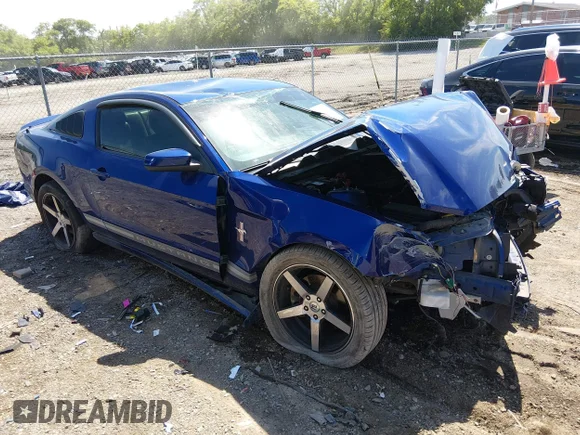 ✅ 2013 Ford Mustang V6 • VIN: 1ZVBP8AM5D5215058 • Lot: 45060063. Wystawiony na IAAI z przebiegiem 198 383 mil. Bezpłatny archiwum sprzedaży aukcyjnych z USA i szczegółowy raport historii pojazdu na DreamBid. Zdjęcie 1.