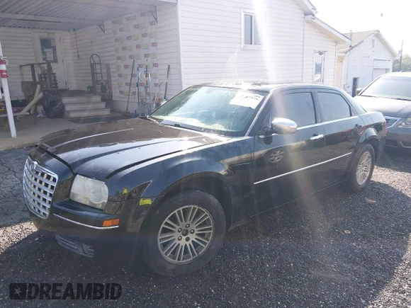 ✅ 2010 Chrysler 300 Touring • VIN: 2C3CA5CV9AH206563 • Лот: 45343848. Опубликован ранее на IAAI с пробегом 244 294 миль. Бесплатный доступ к архиву аукционных продаж из США и подробный отчёт об истории автомобиля на DreamBid. Изображение 2.