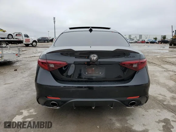 ✅ 2017 Alfa Romeo Giulia • VIN: ZARFAEBN2H7553710 • Lot: 72142482. Wystawiony na Copart z przebiegiem 69 562 mil. Bezpłatny archiwum sprzedaży aukcyjnych z USA i szczegółowy raport historii pojazdu na DreamBid. Zdjęcie 6.
