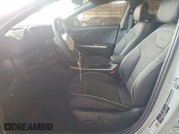 ✅ 2025 Kia K4 GT-Line • VIN: 3KPFW4DE8SE260971 • Lot: 73257735. Wystawiony na Copart z przebiegiem 272 mil. Bezpłatny archiwum sprzedaży aukcyjnych z USA i szczegółowy raport historii pojazdu na DreamBid. Zdjęcie 7.