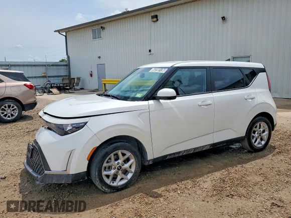 ✅ 2025 Kia Soul LX • VIN: KNDJ23AU7S7262738 • Lot: 60200136. Wystawiony na Copart z przebiegiem 34 541 mil. Bezpłatny archiwum sprzedaży aukcyjnych z USA i szczegółowy raport historii pojazdu na DreamBid. Zdjęcie 1.