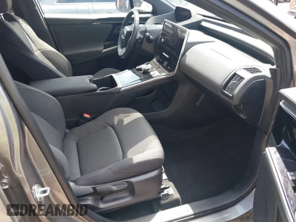 ✅ 2023 Toyota bZ4X XLE • VIN: JTMABABA0PA025916 • Lot: 42168412. Wystawiony na IAAI z przebiegiem 22 308 mil. Bezpłatny archiwum sprzedaży aukcyjnych z USA i szczegółowy raport historii pojazdu na DreamBid. Zdjęcie 5.