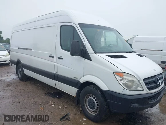✅ 2012 Mercedes-Benz Sprinter Cargo • VIN: WD3PE8CB4C5706787 • Lot: 45472691. Wystawiony na IAAI z przebiegiem 262 319 mil. Bezpłatny archiwum sprzedaży aukcyjnych z USA i szczegółowy raport historii pojazdu na DreamBid. Zdjęcie 1.