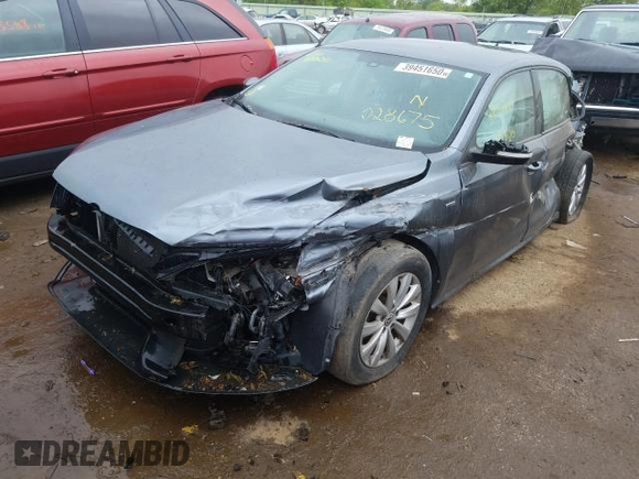 ✅ 2015 Volkswagen Passat S • VIN: 1VWAT7A34FC028675 • Lot: 36126321. Wystawiony na Copart z przebiegiem 74 420 mil. Bezpłatny archiwum sprzedaży aukcyjnych z USA i szczegółowy raport historii pojazdu na DreamBid. Zdjęcie 2.