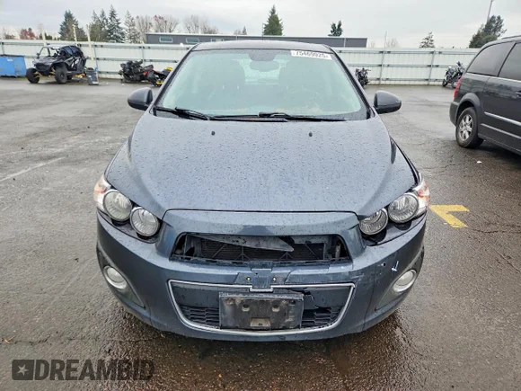 ✅ 2013 CHEVROLET SONIC SONIC • VIN: 1G1JE6SG8D4114399 • Lot: 75469925. Wystawiony na Copart z przebiegiem 144 945 mil. Bezpłatny archiwum sprzedaży aukcyjnych z USA i szczegółowy raport historii pojazdu na DreamBid. Zdjęcie 5.