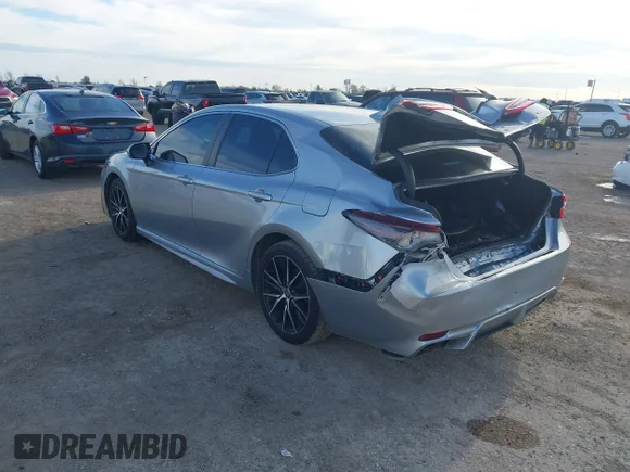 ✅ 2022 Toyota Camry SE • VIN: 4T1G11AKXNU714005 • Lot: 43784951. Wystawiony na IAAI z przebiegiem 62 691 mil. Bezpłatny archiwum sprzedaży aukcyjnych z USA i szczegółowy raport historii pojazdu na DreamBid. Zdjęcie 3.