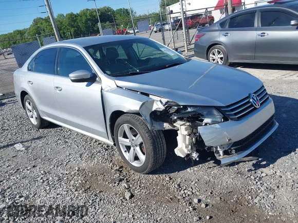 ✅ 2015 Volkswagen Passat S • VIN: 1VWAT7A30FC077503 • Lot: 45115178. Wystawiony na IAAI z przebiegiem 122 020 mil. Bezpłatny archiwum sprzedaży aukcyjnych z USA i szczegółowy raport historii pojazdu na DreamBid. Zdjęcie 1.