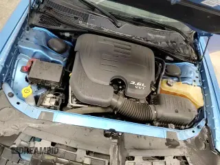 2019 Dodge Challenger SXT z VIN 2C3CDZAG6KH680460, wystawiony jako Copart lot #85706445 z przebiegiem 76 955 mil mil oraz Czysty tytuł • Clean title. Historia ofert i sprzedaży dostępna na DreamBid. Obrazek 13.