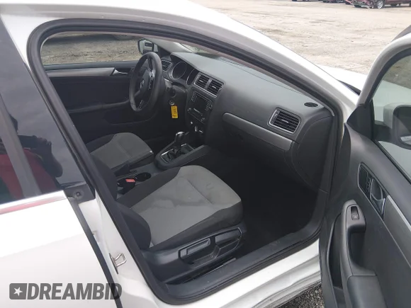 ✅ 2017 Volkswagen Jetta S • VIN: 3VW2B7AJ0HM306348 • Lot: 45482592. Wystawiony na IAAI z przebiegiem 176 546 mil. Bezpłatny archiwum sprzedaży aukcyjnych z USA i szczegółowy raport historii pojazdu na DreamBid. Zdjęcie 5.