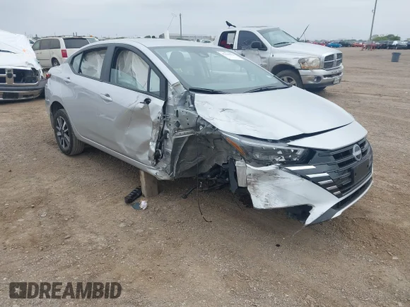 ✅ 2025 Nissan Versa SV • VIN: 3N1CN8EV7SL906334 • Lot: 45068478. Wystawiony na IAAI z przebiegiem 8 776 mil. Bezpłatny archiwum sprzedaży aukcyjnych z USA i szczegółowy raport historii pojazdu na DreamBid. Zdjęcie 1.