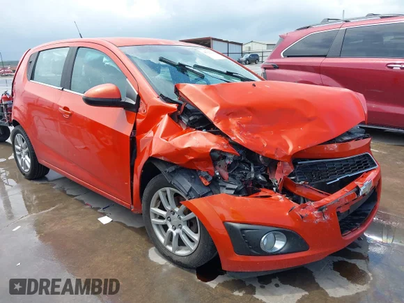 ✅ 2013 Chevrolet Sonic LT • VIN: 1G1JC6SH5D4106825 • Lot: 45323188. Wystawiony na IAAI z przebiegiem 174 611 mil. Bezpłatny archiwum sprzedaży aukcyjnych z USA i szczegółowy raport historii pojazdu na DreamBid. Zdjęcie 1.
