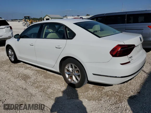 ✅ 2018 Volkswagen Passat S • VIN: 1VWAA7A37JC005129 • Lot: 40157903. Wystawiony na Copart z przebiegiem 84 116 mil. Bezpłatny archiwum sprzedaży aukcyjnych z USA i szczegółowy raport historii pojazdu na DreamBid. Zdjęcie 2.