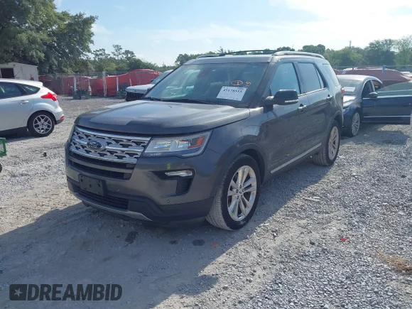 ✅ 2018 Ford Explorer XLT • VIN: 1FM5K7D84JGC33490 • Лот: 45178515. Опубліковано раніше на IAAI з пробігом 137 905 миль. Безкоштовний доступ до архіву аукціонних продажів зі США та докладний звіт про історію автомобіля на DreamBid. Зображення 2.